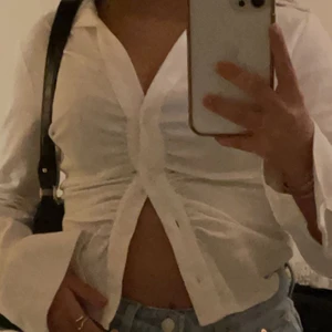 Skjorta - Vit skjorta från Zara i XS, den är helt ny och oanvänd. Den är slutsåld online och i butik, säljer då den aldrig kommit till användning🤍 nypris 399kr