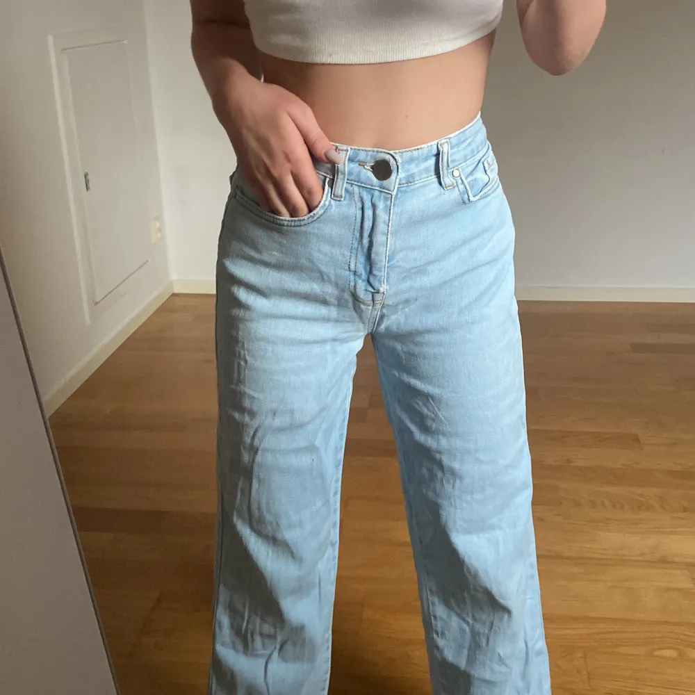 Säljer mina superfina ljusblå jeans från madlady eftersom dem tyvärr aldrig kommer till användning längre💙 storlek 32 men skulle säga att dem även passar nån som burkar ha 34! Ny pris 549kr💙 (använd ej köp direkt funktionen). Farkut & Housut.