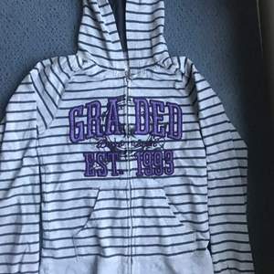 Randig zip up hoodie med lila text från märket L.O.G.G.