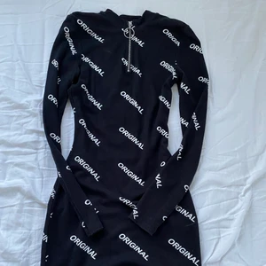 Svart klänning - En skitcool klänning, som formar sig utifrån ens egna kroppsform, den är supercool och perfekta klänningen till nästa fest!! Den är i storlek 34 och endast använd 3 gånger!!