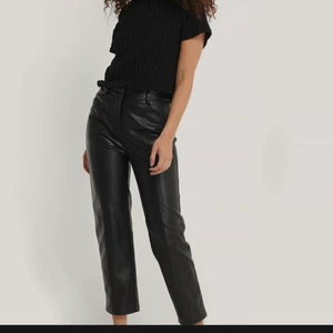 Byxa läderimitation  - Säljer dessa snygga byxor från NA-KD i svart läderimitation. Använda max 2ggr💕