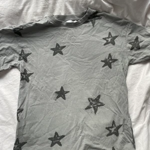 Tröja  - Säljer nu min as coola tröja från zara!🤍 jättebra skick och andvänd cirka 3 gånger, skriv privat för mer information!🤍