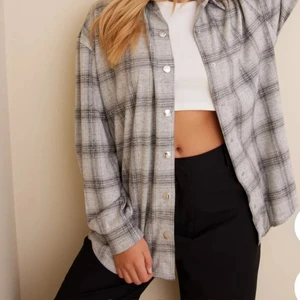 Shaket från nelly  - https://nelly.com/se/kl%C3%A4der-f%C3%B6r-kvinnor/kl%C3%A4der/blusar-skjortor/nly-trend-917/all-i-need-shacket-154618-7777/