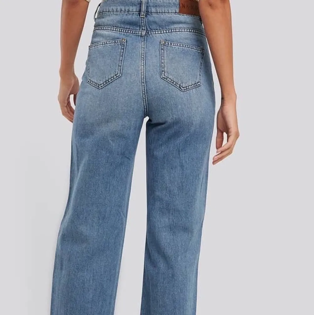 Populära raka jeans från NA-KD i storlek 36, sjukt snygga klassiska jeans! Orginalpriset ligger på 400kr, jag är 163 och de sitter sjukt snyggt i längden!!  . Jeans & Byxor.