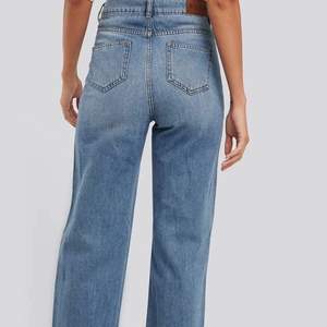 Populära raka jeans från NA-KD i storlek 36, sjukt snygga klassiska jeans! Orginalpriset ligger på 400kr, jag är 163 och de sitter sjukt snyggt i längden!!  
