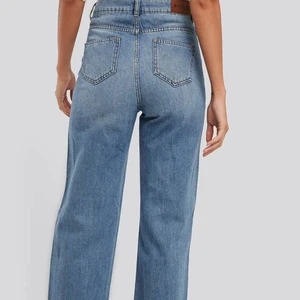 Straight leg denim - NA-KD - Populära raka jeans från NA-KD i storlek 36, sjukt snygga klassiska jeans! Orginalpriset ligger på 400kr, jag är 163 och de sitter sjukt snyggt i längden!!  