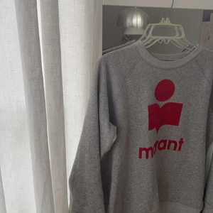 Isabel marant tröja  - Säljer min isabel marant tröja. Den är i jättefint skick. Köpt för ca 2000kr och säljer för 550kr då jag vill göra en snabb affär. Den är i storlek S 