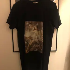 T-shirt klänning från NAKD i svart med tryck.🖤 säljs för 65krr+frakt