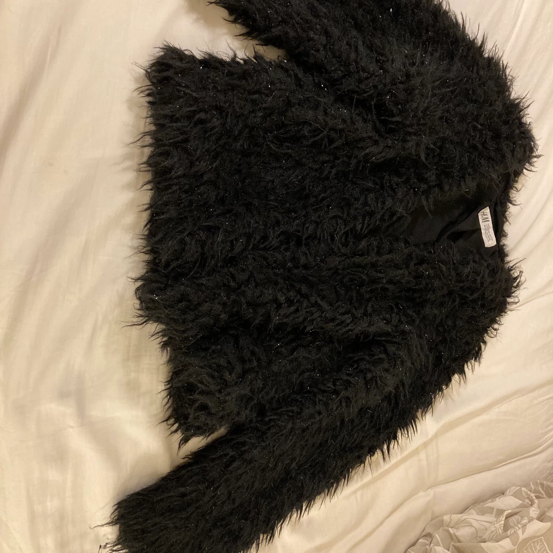En fluffig svart kofta. - 91