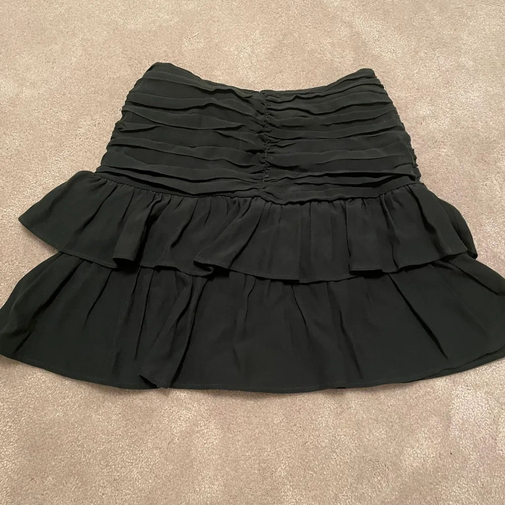 Säljer denna assnygga kjol från zara som bara använts en gång. Passar jätte bra på mig som är en S.💕💕. Kjolar.