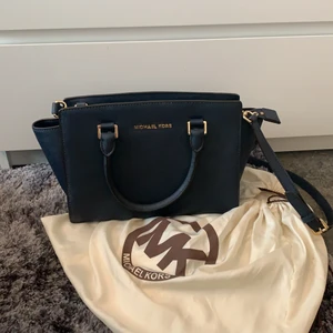 Marinblå MK väska - Köpte min marinblåa MK väska i slutet av förra året för 4000. Har knappt använt den och har valt att sälja den för halva priset, 2000. Den ser ut som ny🥰