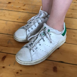 Stan Smith sneakers - Säljer dessa skitsnygga Stan Smiths då är lite för små för mig, de är lite slitna men inget som man tänker på tycker jag. Skriv privat för fler bilder! 