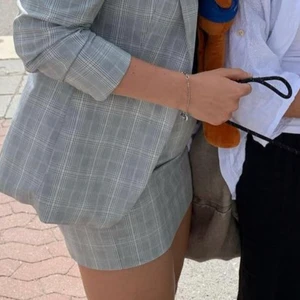 H&m rutigt kavajset med kjol - Funkar på mig som är mer av en M trots att kjolen är 34 och kavajen 36