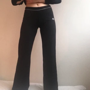 Adidas träningsbyxor - Träningsbyxor/mjukisar från Adidas. Svarta, mjuka och sköna. Nyskick! 