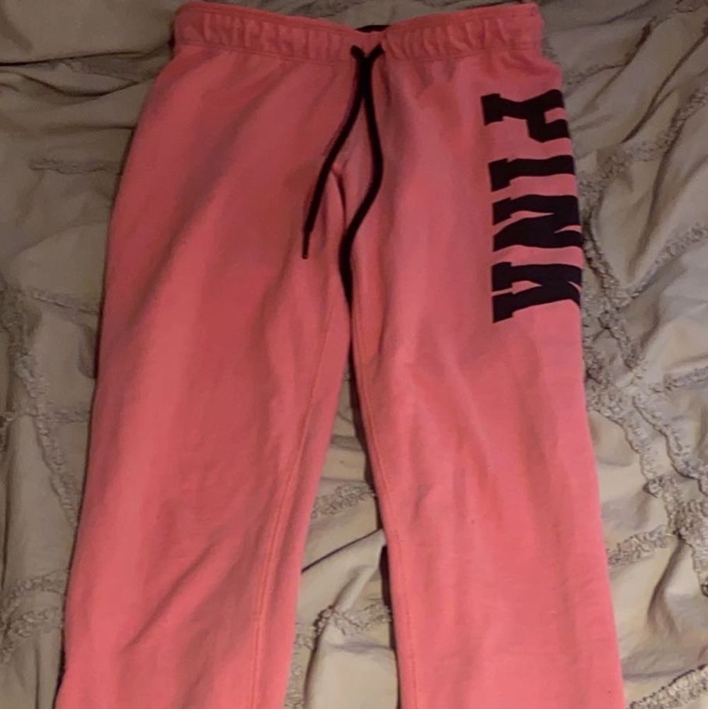 Ett par fina PINK byxor som är köpa i NY pink för ca 4 år sedan men knappt använda. Storlek xs, passar 1,60-1,65. Jeans & Byxor.
