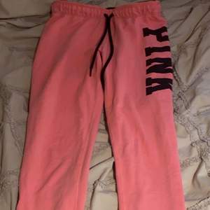 Ett par fina PINK byxor som är köpa i NY pink för ca 4 år sedan men knappt använda. Storlek xs, passar 1,60-1,65