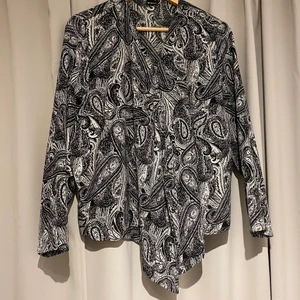 Toppar  - Mönstrad svart och vit blus 50kr, stl M. Odd molly stl S 80kr. Leopardblus 50kr stl M.