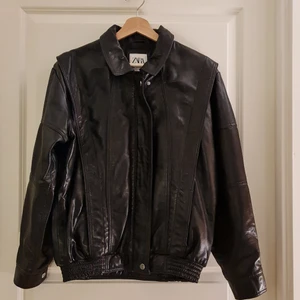 Leather jacket from Zara - Black jacket from Zara made from 100% leather. Very soft material 🥰 Size S with oversize look. I have never used it so it is BRAND NEW! Original price was 1795kr so it is a great occasion! 💰
