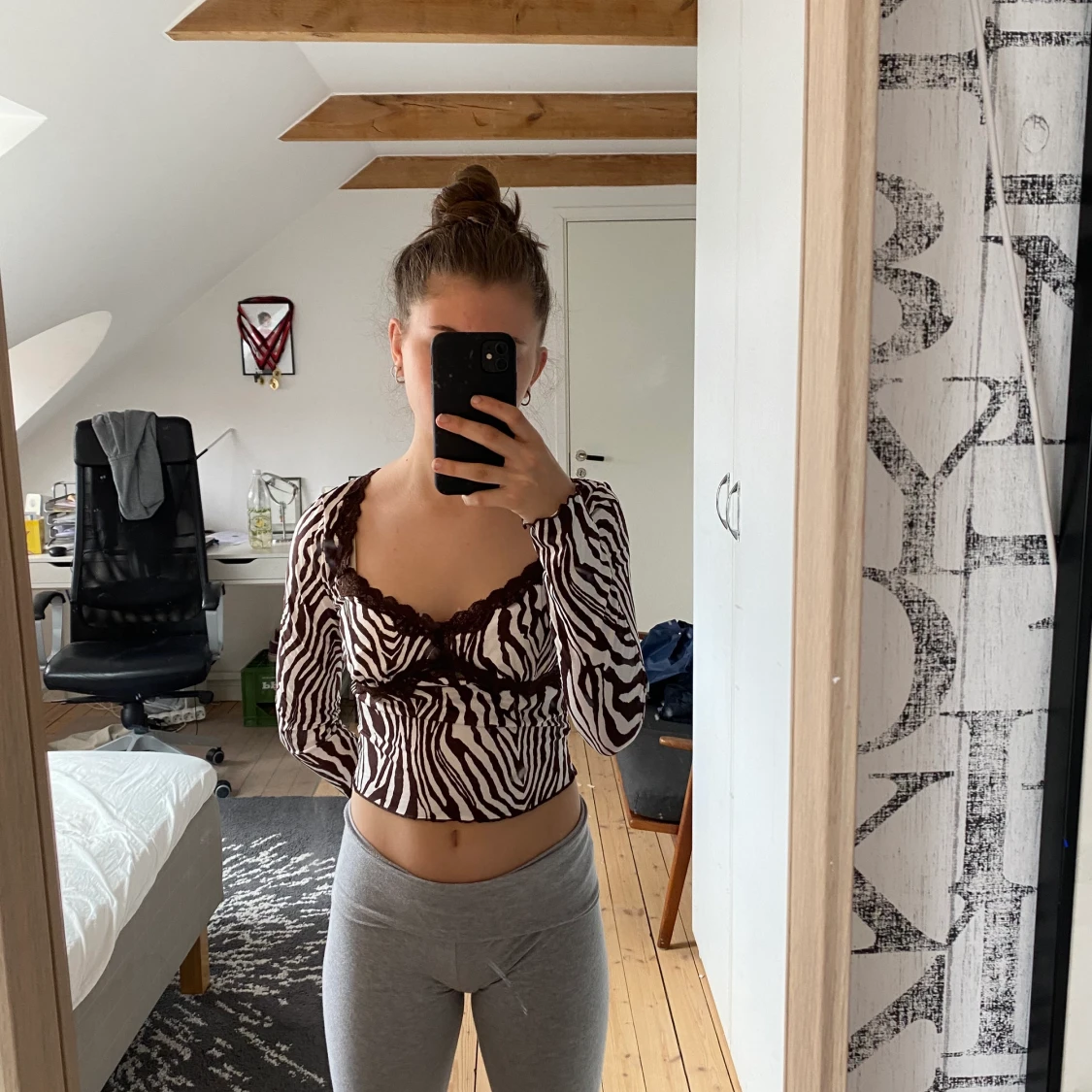 Långärmad tröja med brunt zebra mönster