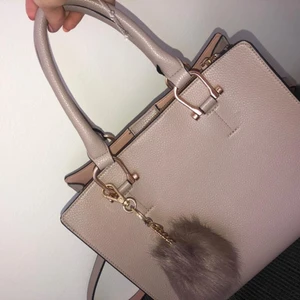 Beige väska - Begie lagom stor väska från H&M. Använt 2-3gånger. 