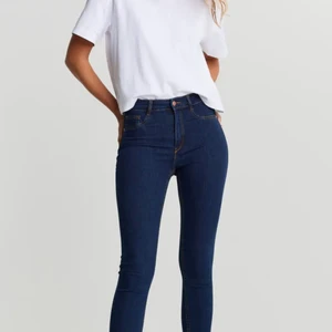 Molly high wasted jeans - Använda ungefär 4ggr för ungefär 4 år sedan. I bra skick. Ser väldigt små ut men stretchar ut sig 😊
