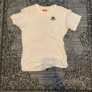 Kappa tröja - Vit kappa tröja med tryck på båda fram och baksida. Köpt på junkyard förra sommaren.👯‍♂️🕶