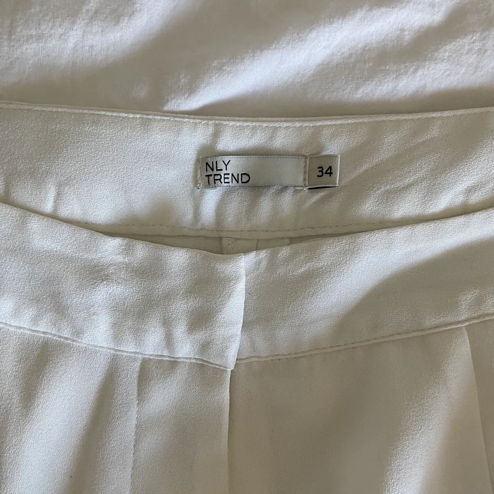 Vita kostymbyxor från Nelly stl 34. Aldrig använda.  Köpare står för frakt. . Jeans & Byxor.