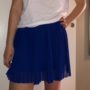 Plisserad kjol - Helt oanvänd kort plisserad kjol i jättefin kornblå färg:)