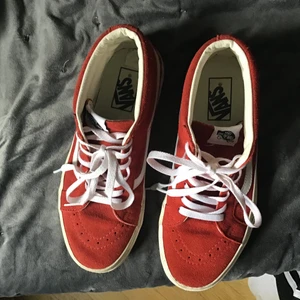 Vans skor röda storlek 39 - SÅ fräscha röda höga Vans, använda fåtal gånger men dom är alldeles för stora för mig :( Storlek 39 och nyskick! 150kr