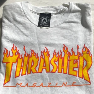 Thrasher vit t-shirt - Vit Thrasher tröja, sällan använd jätte fint skick, vuxit ur så kommer inte till användning, storlek S