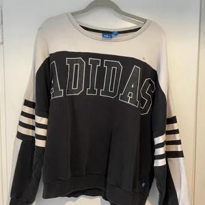 Adidas tröja med liten oljefläck - Fin Adidaströja med en liten oljefläck, därav priset. Annars fint skick