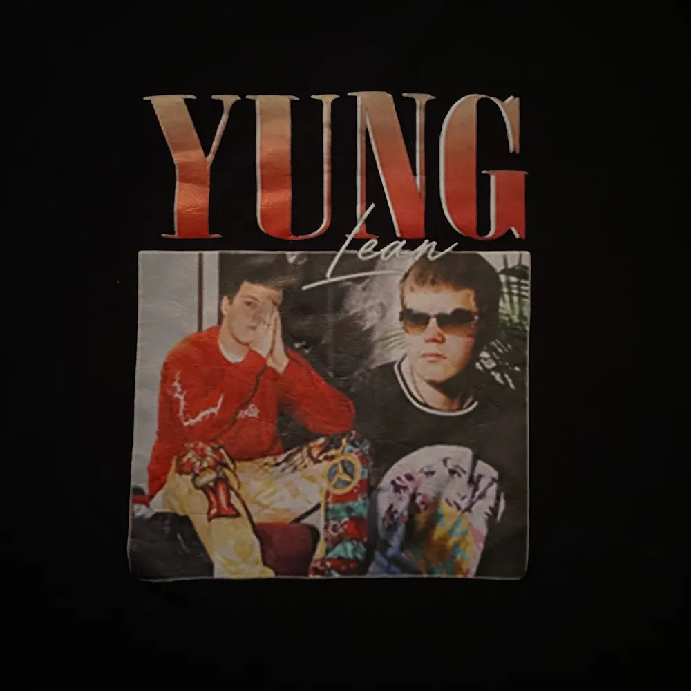 T-shirts med tryck av Yung Lean i 100% bomull. Snygg t-shirt perfekt till sommaren⚡️☔️. T-shirts.