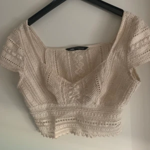 Virkad crop top zara - Så fin virkad topp från zara! Storlek S i nyskick! Frakt står köparen för! Kan skicka med frimärken(34kr) eller spårbart(66kr)! Kolla även in mina andra annonser❤️