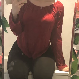 Jättefin blus - En jättefin röd blus som min mamma ägde när hon var yngre! Köparen står för frakt ❣️