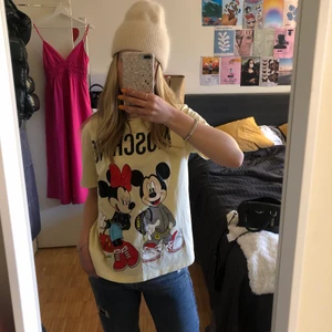 Moschino T shirt - Säljer denna fina Moschino T shirt, helt ny och oanvänd 💛 går inte att få tag i! 