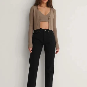 Levis 501  - Superfina Levis 501 svarta! Säljer då de tyvärr har blivit för små. W24 o L28, om ni vill veta nått mer så e det bara att skriva 💞😌 (är flexibel med priset) 