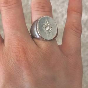 Säljer denna super söta ring i storlek S. Jag har hyfsat smala fingrar och för mig passar den på ringfingret. Passar perfekt till alla outfits!