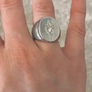 Säljer denna super söta ring i storlek S. Jag har hyfsat smala fingrar och för mig passar den på ringfingret. Passar perfekt till alla outfits!