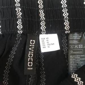 Byxor hm  - Fina byxor i fint skick, str 40 men väldigt små i storleken skulle mer säga s,34,36 