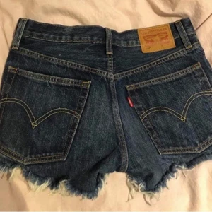 Levis shorts  - Mörk blåa Levis (501:or) shorts i fint skick. Storlek 24 som motsvarar xs, säljes då de blivit försmå för mig. Frakt tillkommer 