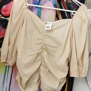 Ny topp! Storlek M - Helt ny med prislapp kvar. Inköpt för 399kr.