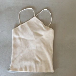 Populärart linne - Populärt linne från zara. Säljer då jag inte tycker de passade mig. Helt ny och lappen finns kvar. Köparen står för frakten⚡️