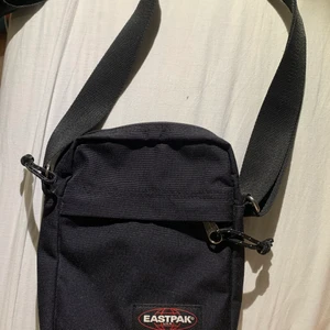 eastpak väska  - svart eastpak väska, användes ej 