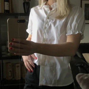 Vit blus strl 32 - Supersöt blus från nakd i strl 32, passar även som 34. Jättebra skick, använd fåtal gånger. Säljer för 80kr + frakt🥰✨