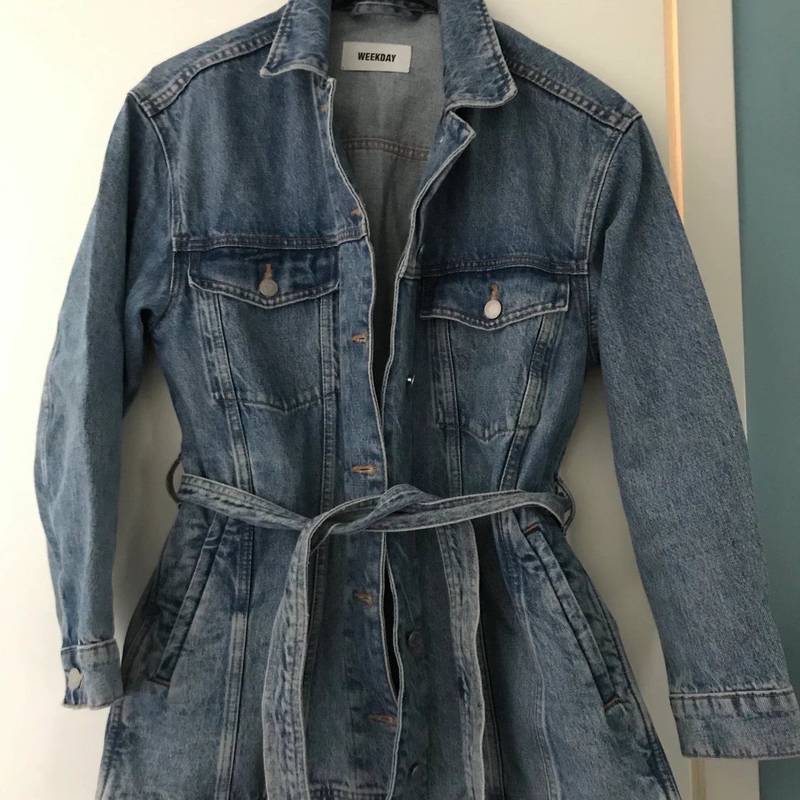 Weekday lång jeansjacka