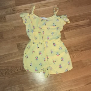 En kort jumpsuit från H&M  - En sommar jumpsuit från H&M som är till tjejer från 9-10 (140) och är jätte skön att ha.