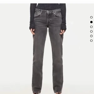 Zara jeans - Söker i 34! Har dessa gråa lågmidjade slutsålda jeans från zara i storlek 36 (ett annat exempelar än de andra jag säljer på min sida) och jag undrar om någon skulle vilja byta till ett par i 34 eller om någon har 34 och vill sälja💕hör av dig