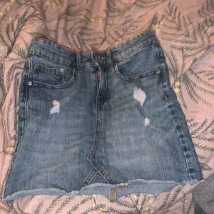 Jag säljer min fina jeans kjol som tyvärr är för liten för mig! Den funkar jätte bra till sommaren och den är väldigt bekväm att ha på sig/gå runt med. Kontakta mig för fler bilder, och pris kan diskuteras❣️