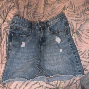 Jeans kjol  - Jag säljer min fina jeans kjol som tyvärr är för liten för mig! Den funkar jätte bra till sommaren och den är väldigt bekväm att ha på sig/gå runt med. Kontakta mig för fler bilder, och pris kan diskuteras❣️