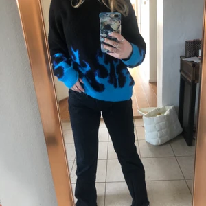 Tröja med eldflammor  - Är tvungen att behöva lägga upp en tredje gång för att folk budar och sedan inte svarar eller kan köpa! Men säljer för 170kr ink frakt! Storlek M💓